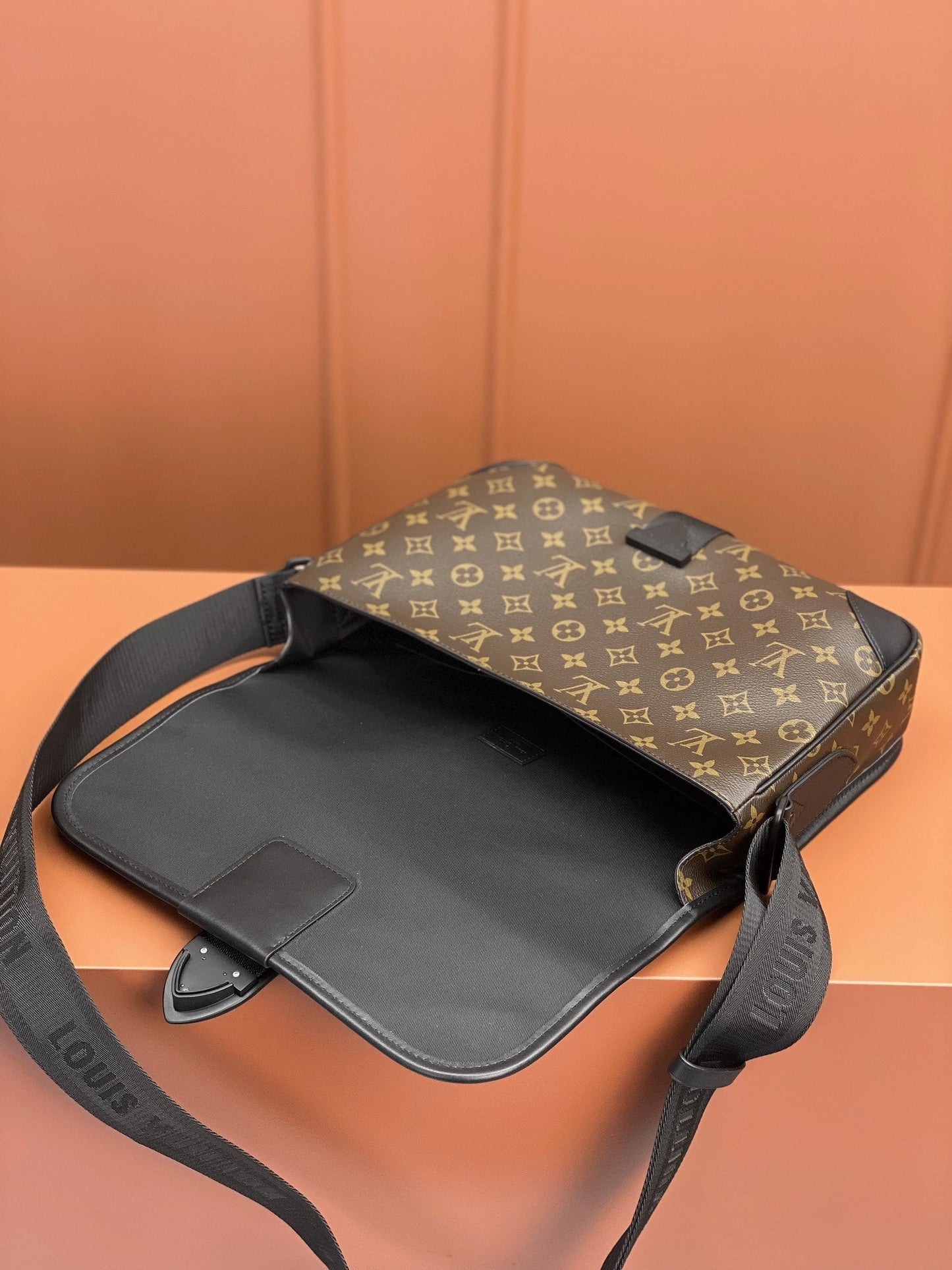 0528 Archy Messenger MM Monogram Macassar Canvas