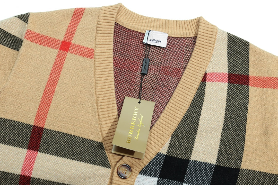 1014 Color-matching plaid sweater